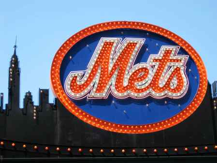 Mets sign